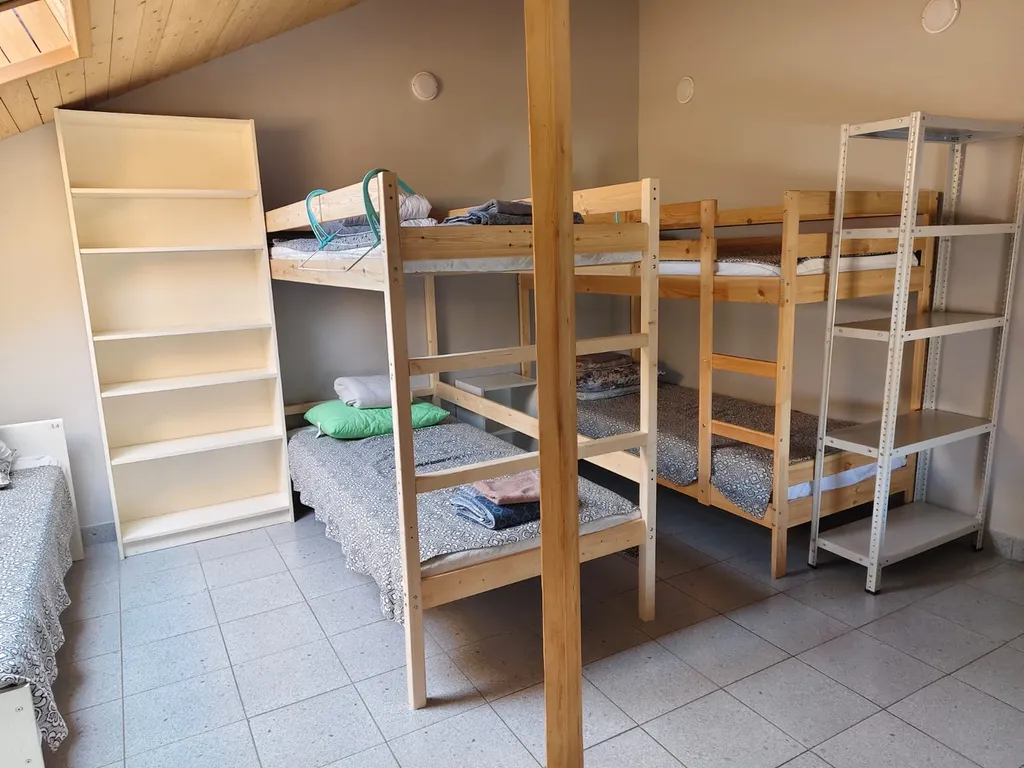 Семиместный номер с общей ванной комнатой