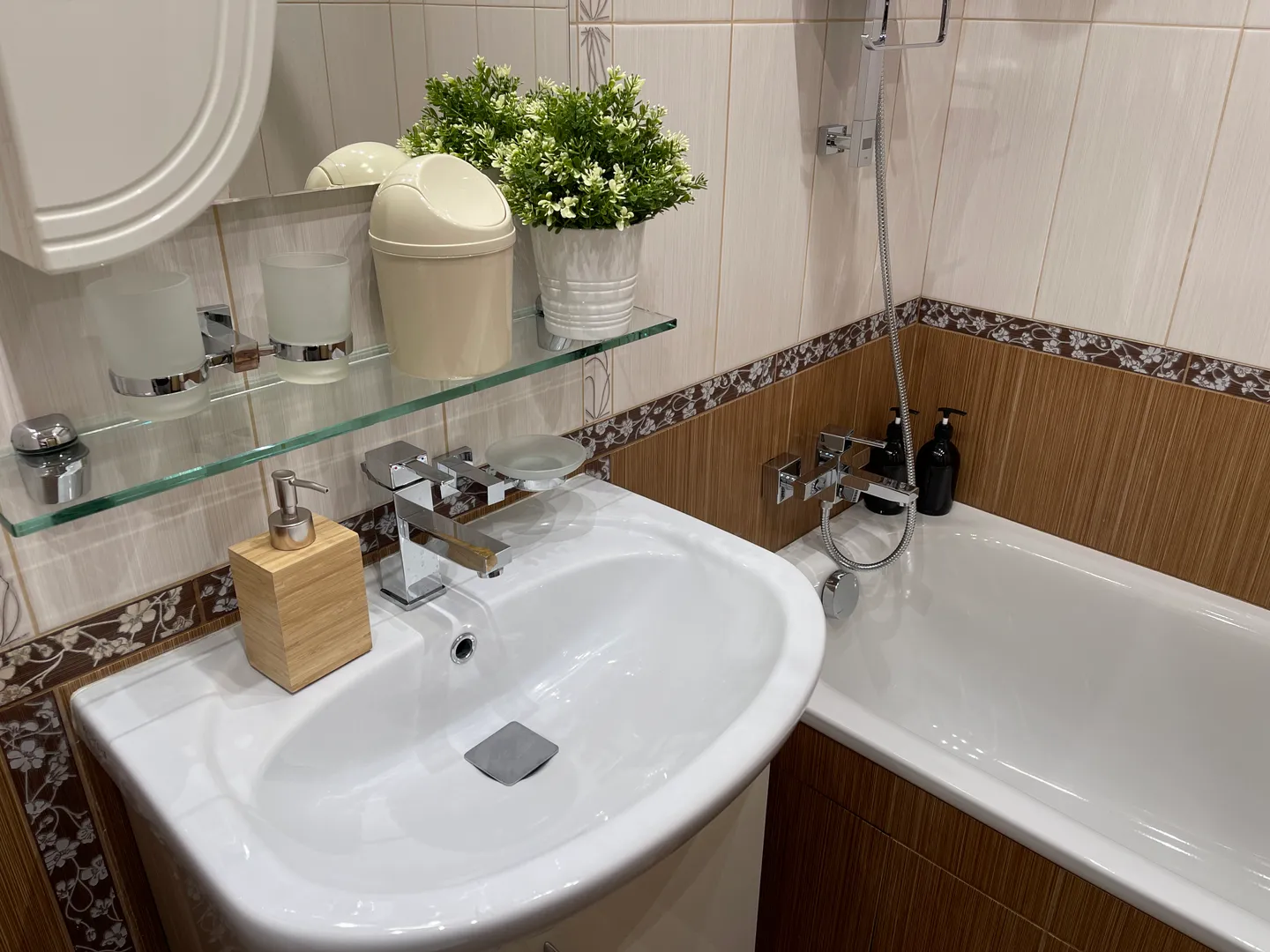 В ванной комнате всегда есть шампунь и гель для душа, мыло для рук и пушистые махровые полотенца.