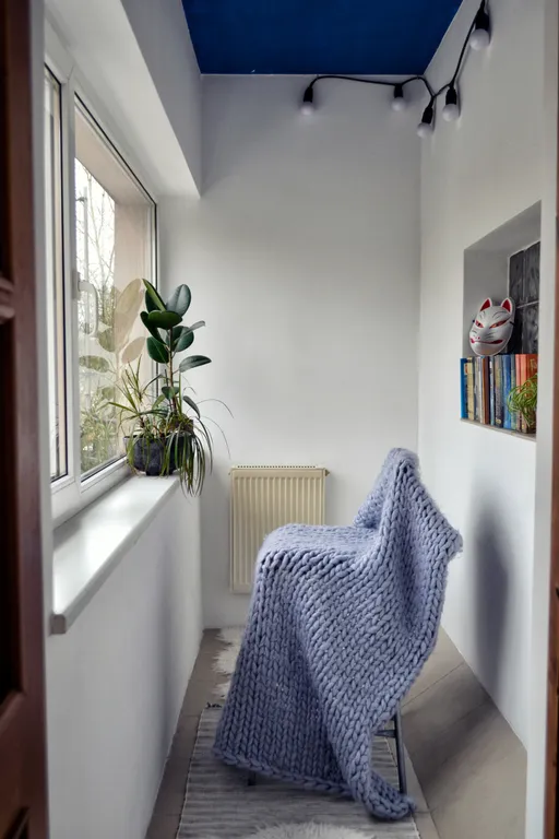 Комната в необычной квартире с видом на ручей и деревья (см. описание)