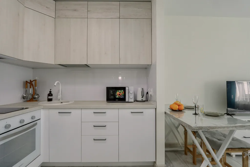 Oчаровaтeльная и просторнaя студия с балкoнoм