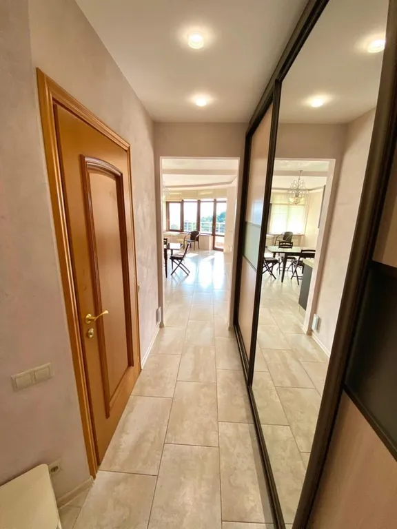 Квартира-студия с видом на море, парк Чаир и гору Ай-Петри