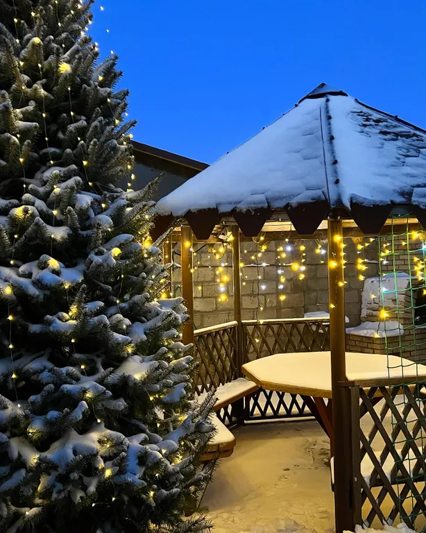 Двухэтажный коттедж на зелёной территории