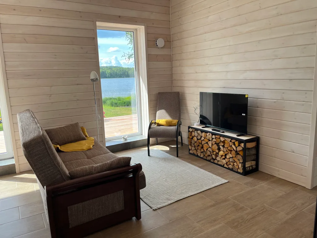 Домик в Карелии на берегу озера