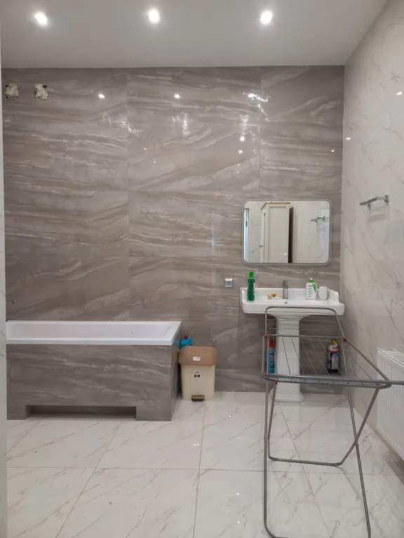 Резиденция в деревне в окружении леса