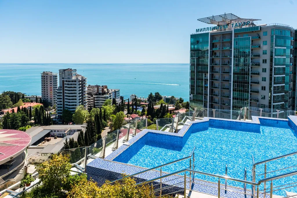 Пентхаус с бассейном и видом на море