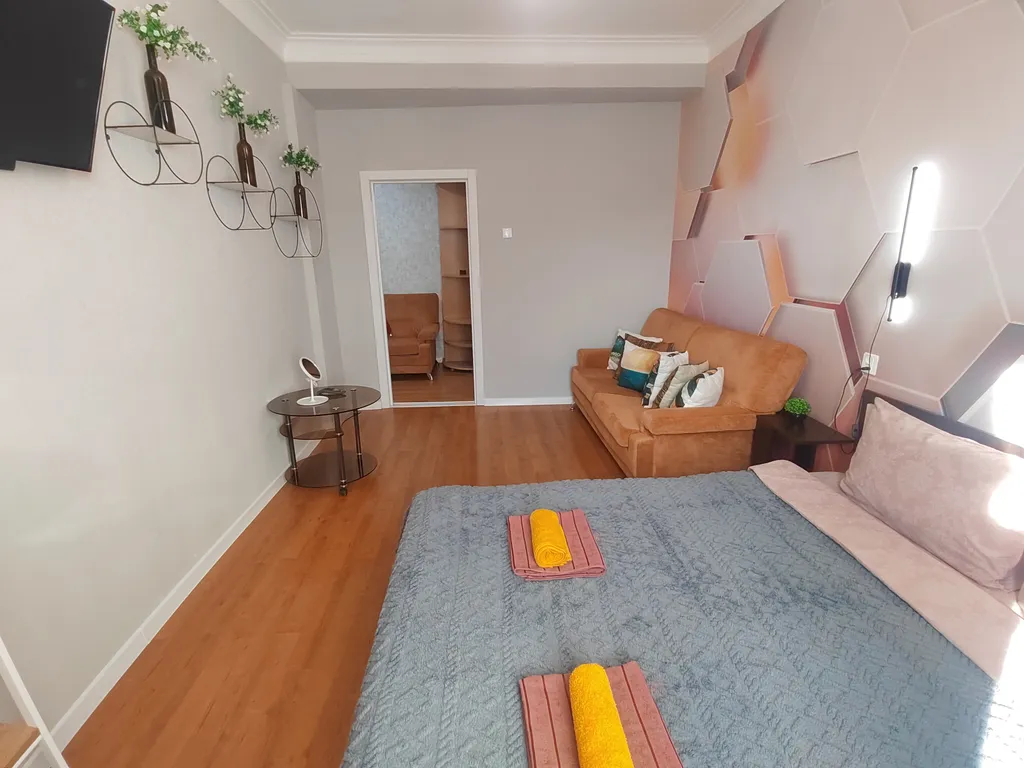 Трёхкомнатная квартира с раздельными комнатами, балконом в центре