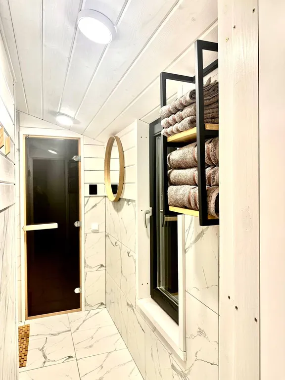 Дом с панорамной сауной, купелью на закрытом лесном участке