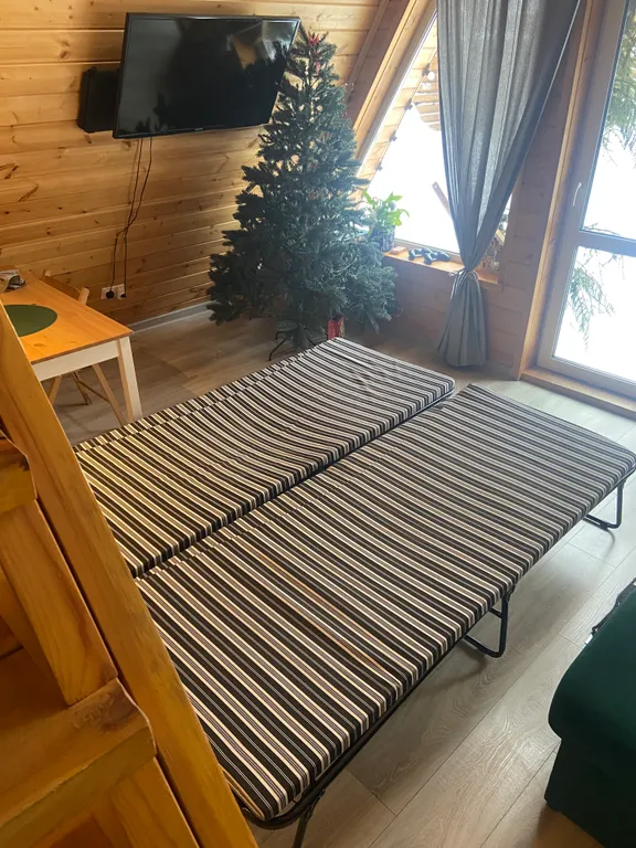 Уютный треугольный дом в окружении леса