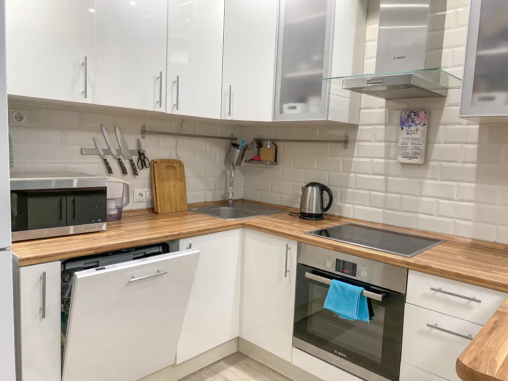 Светлая квартира с панорамными окнами и большой ванной для двоих