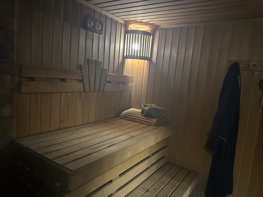 Уютный домик рядом с садом, хвойными деревьями, рядом с тц