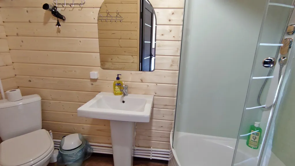 Фиолетовая студия делюкс с собственной террасой и отдельным входом