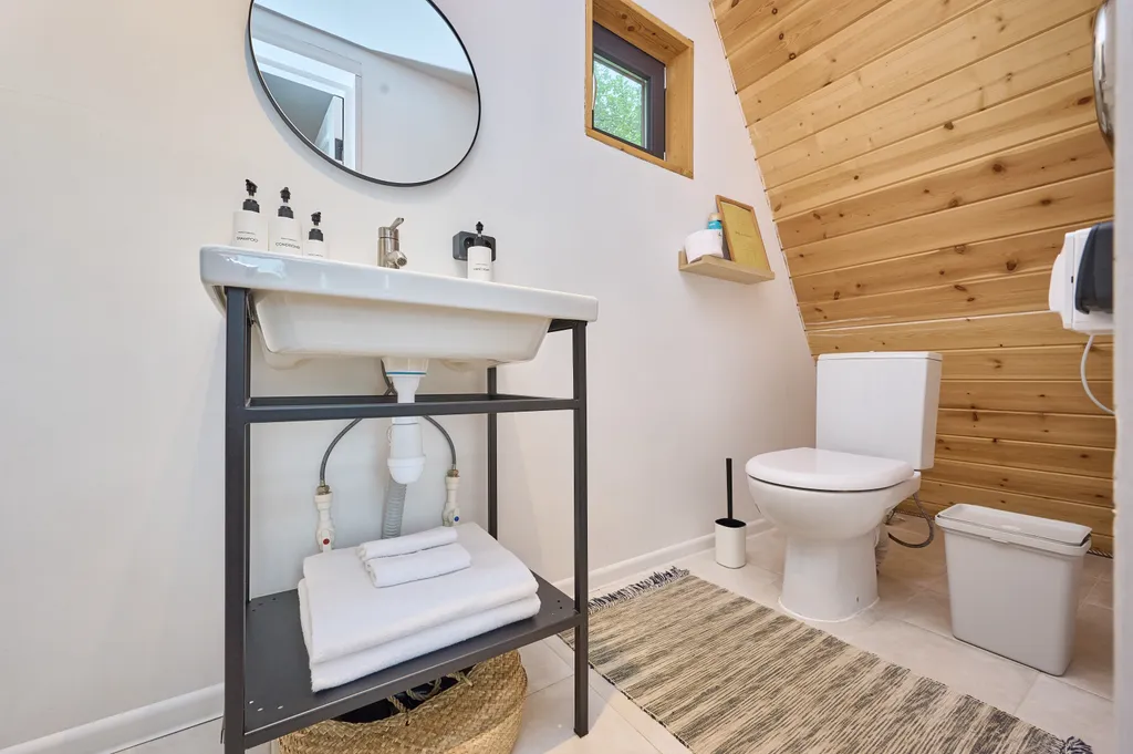 Уютный треугольный домик у леса с видом на горы