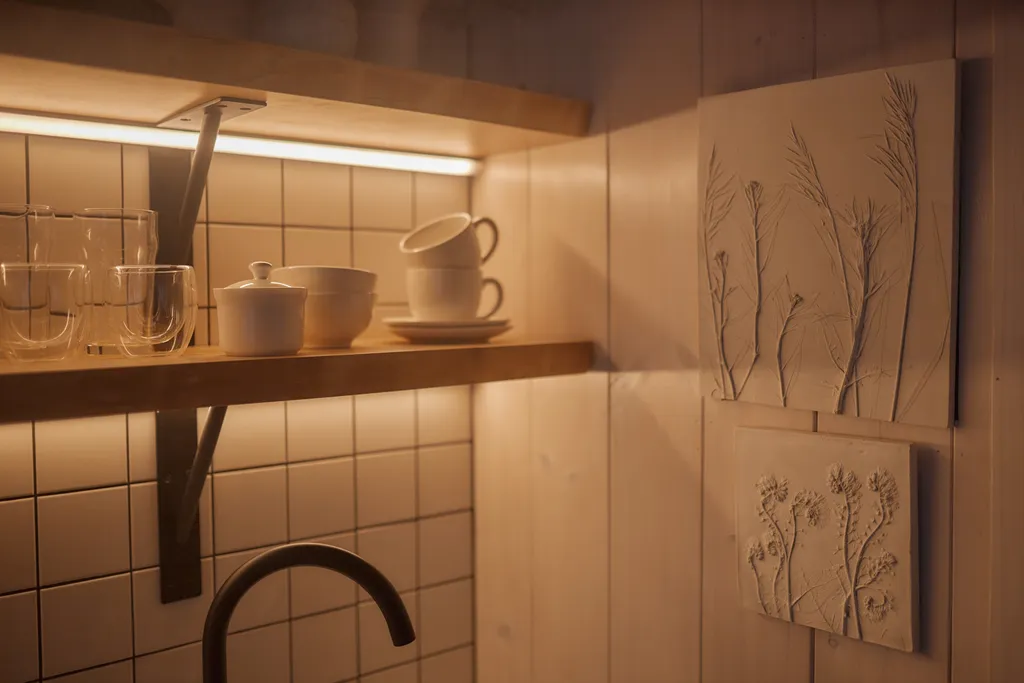 Домик на 2 с окном в потолке прямо на берегу