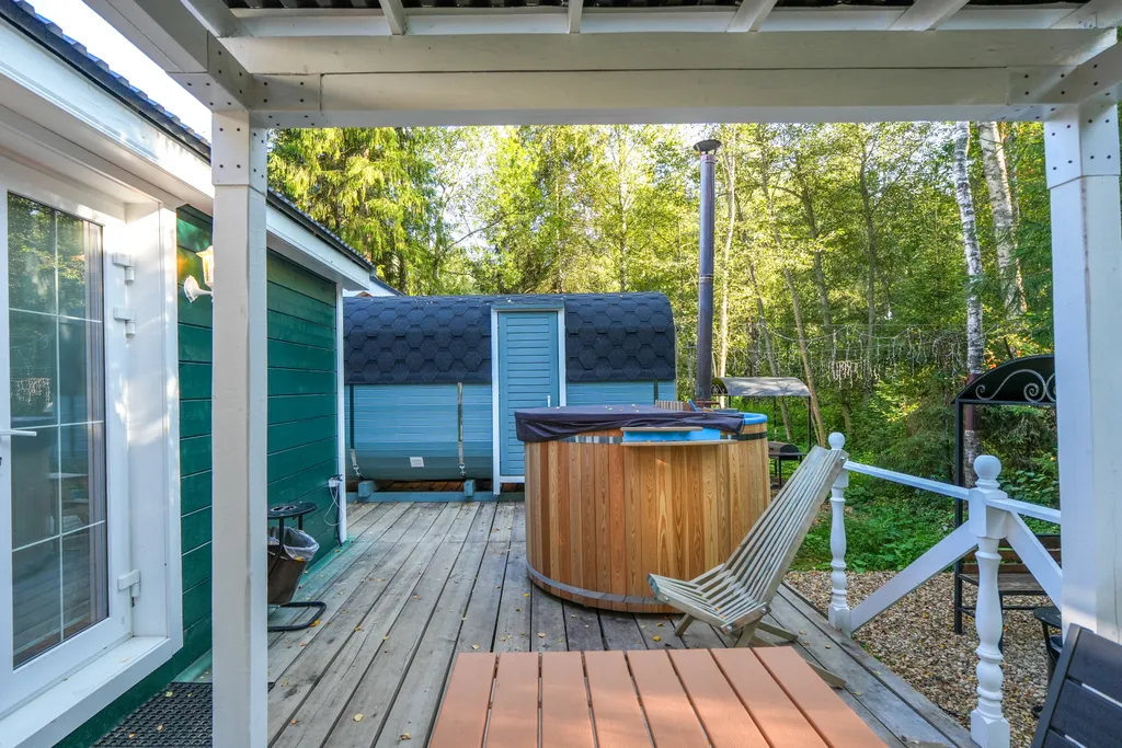 Зелёный домик в лесу на живописной улице