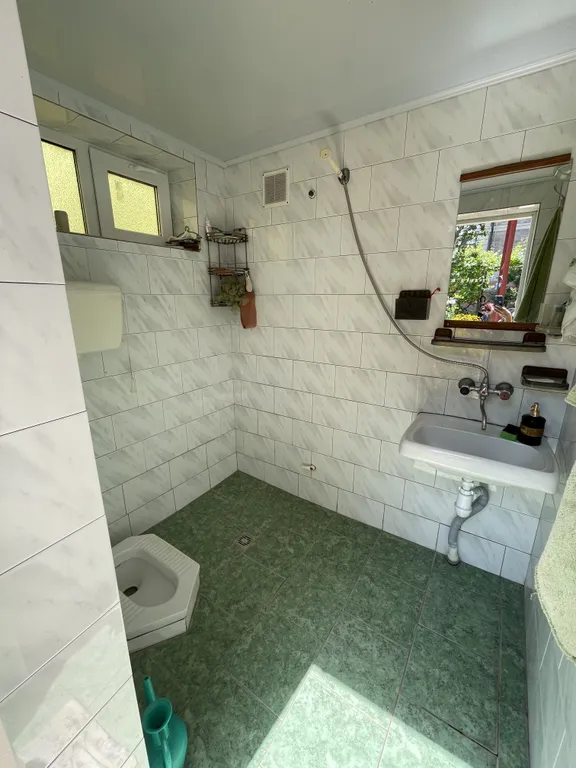 Небольшой дом в цветущем саду