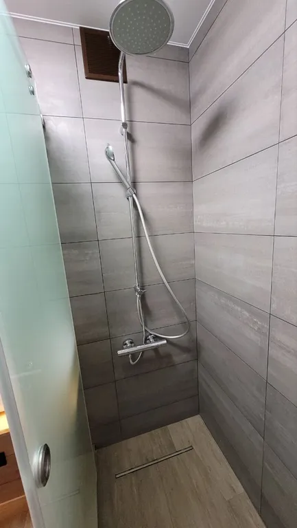 Квартира в роскошном современном коттедже с болшой кухней гостинной