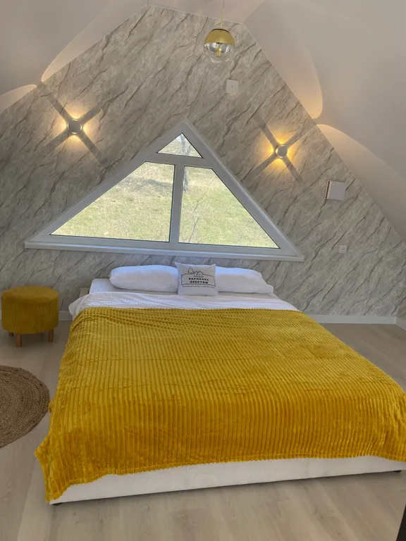 Загородный дом в черте города с озером