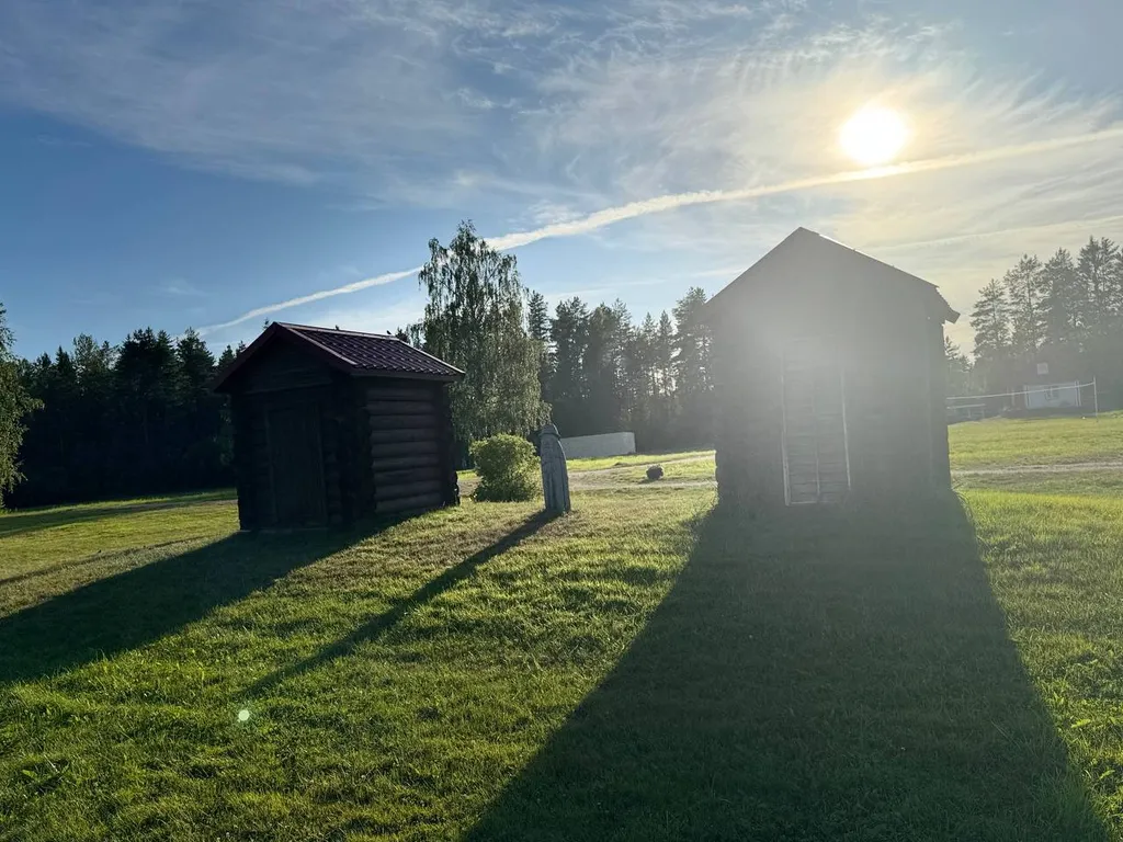 Домик в живописном месте у воды