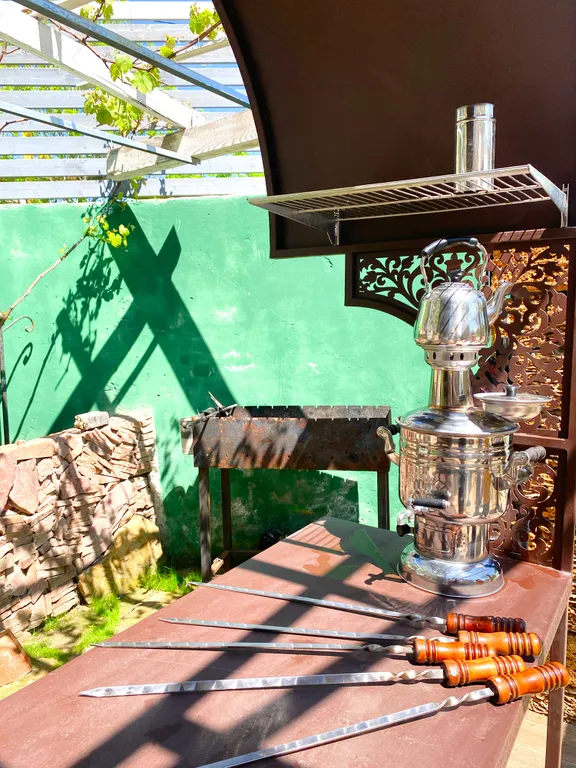 Дом с подогреваем бассейном, зоной отдыха в самом центре Новороссийска