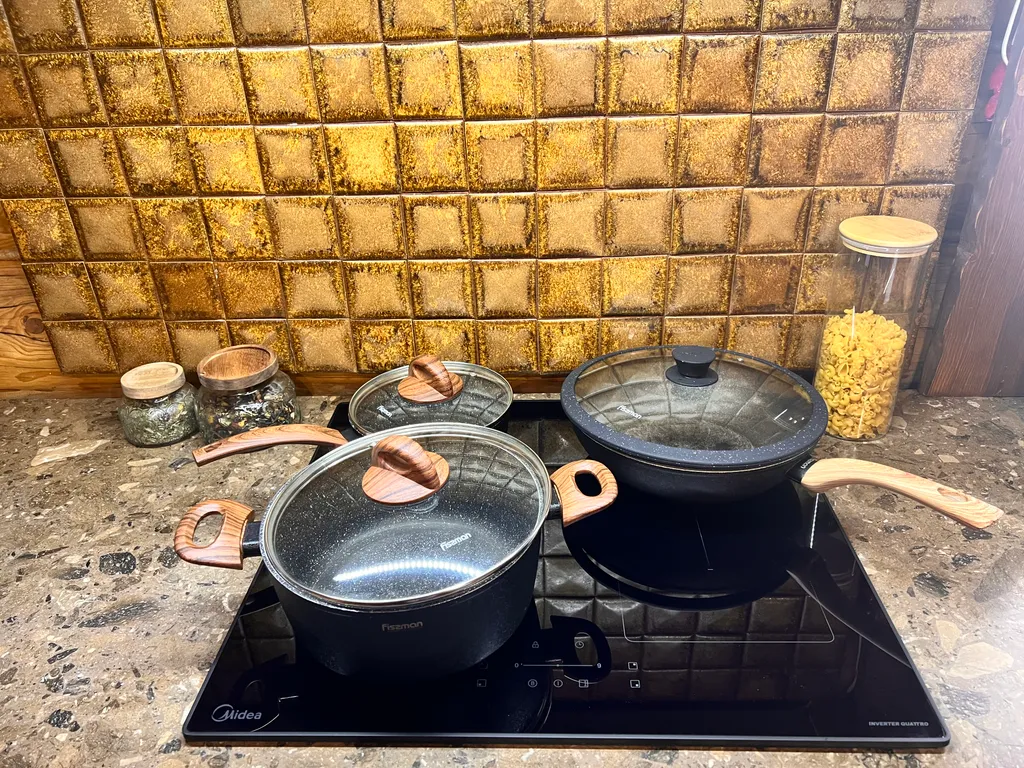 Красивый уютный бревенчатый дом с камином и видом на реку и церковь