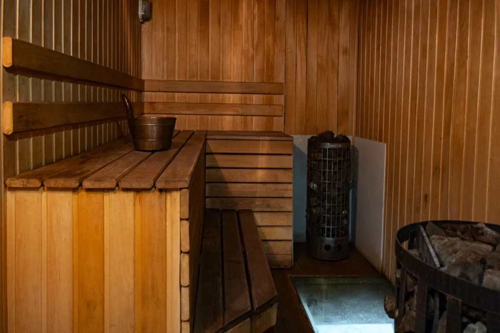 Дом с горкой в бассейне