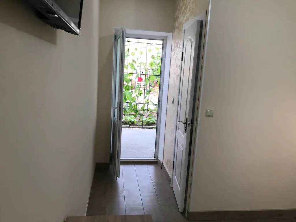 Индивидуальный номер на земле в уютном дворике