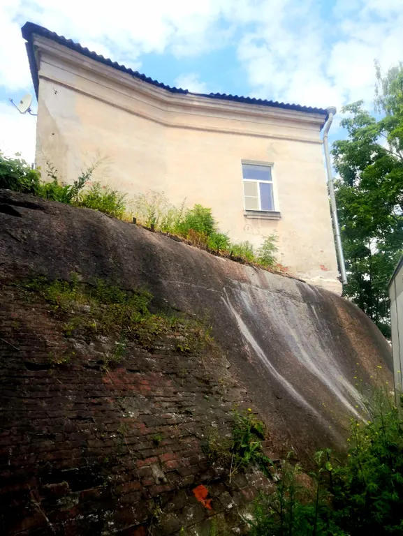 Дом на Скале возле Усадьбы Бюргера