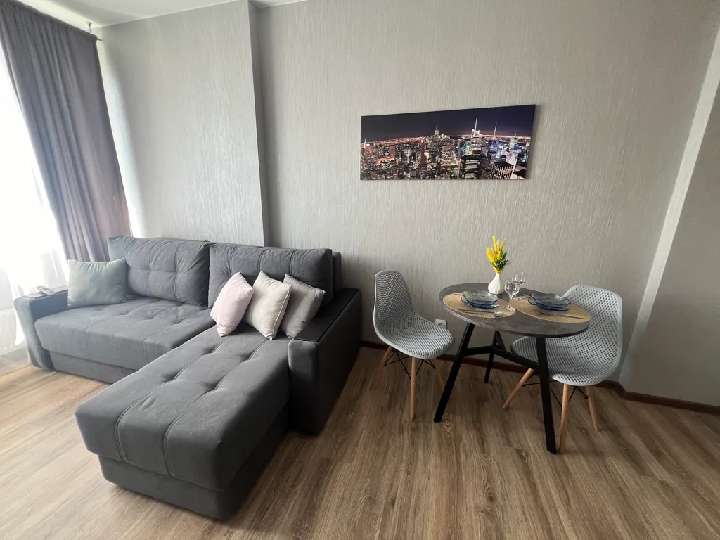 Новая уютная евродвушка с шикарным видом на город и пруд