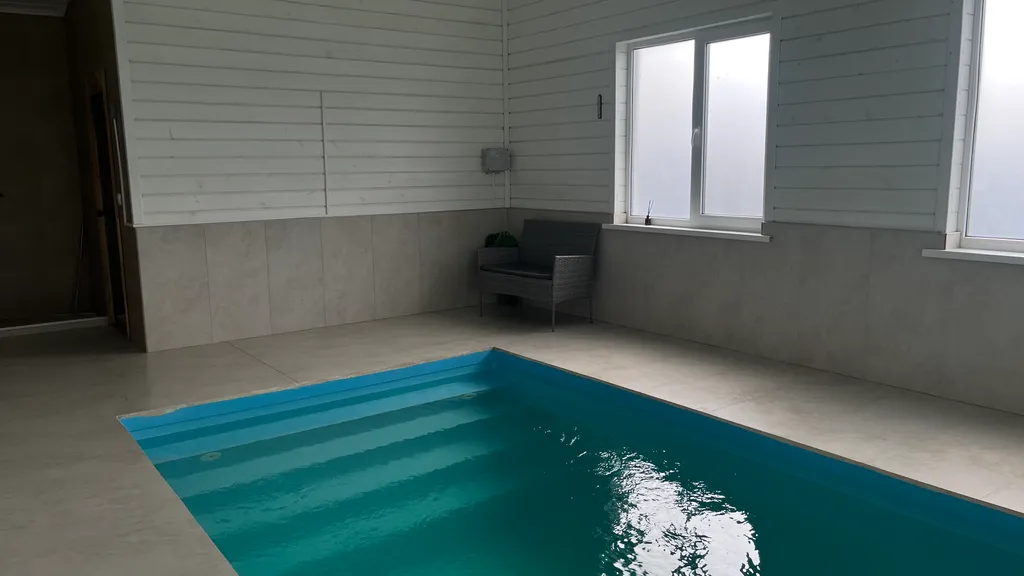 Дом с бассейном и сауной у пруда