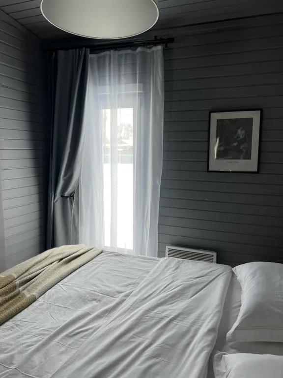 Новый уютный дом с отдельной территорией в центре города.