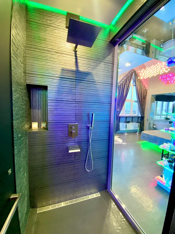 Панорамная квартира с джакузи и камином