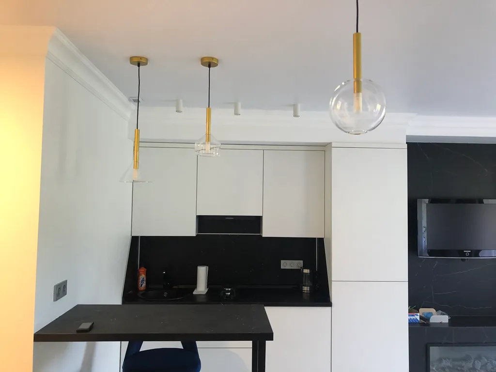 Стильная студия с ванной у панорамного окна и видом на горы