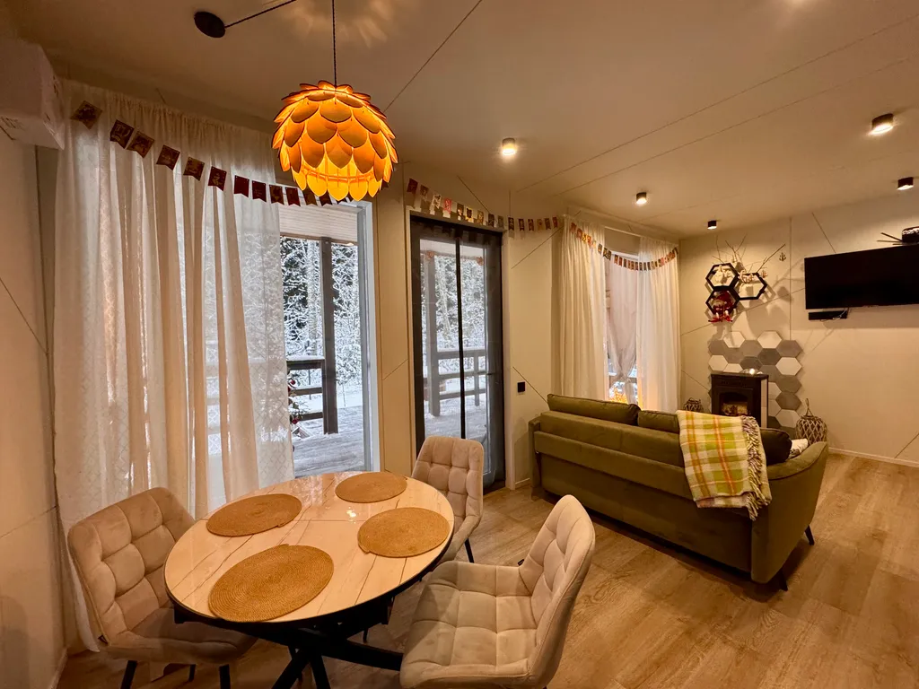 Загородный домик с камином и потрясающим видом на лес