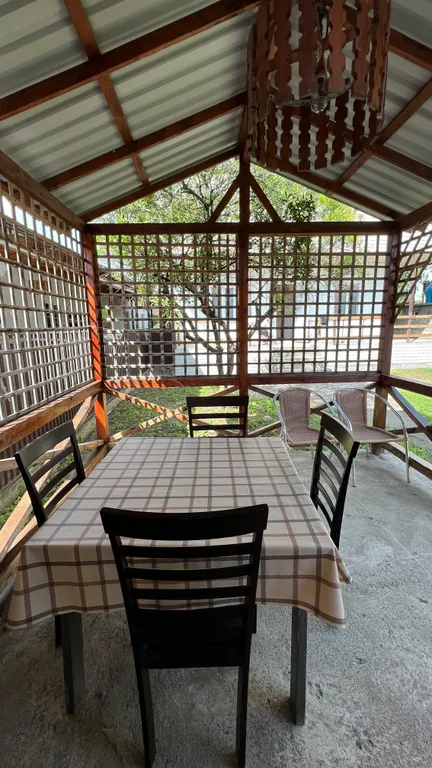 Небольшой домик рядом с морем