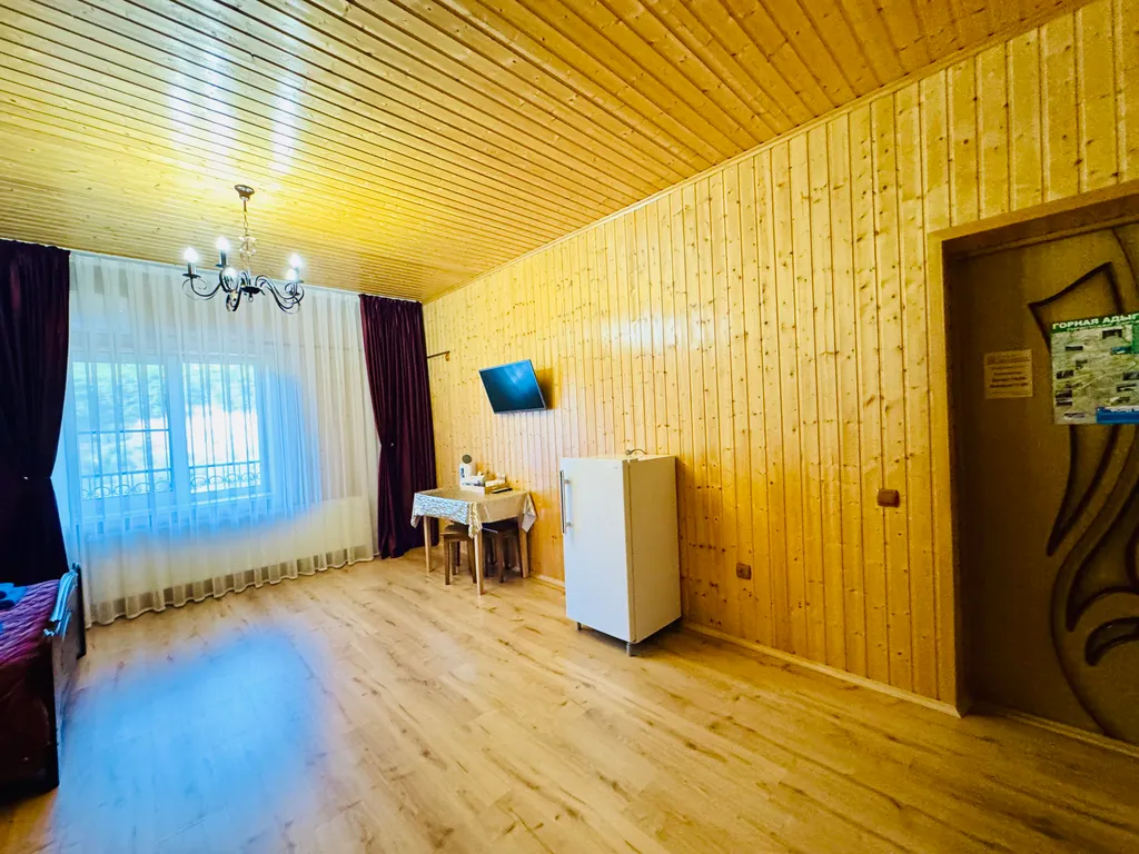 Трехместный номер 11 с балконом и видом на горы