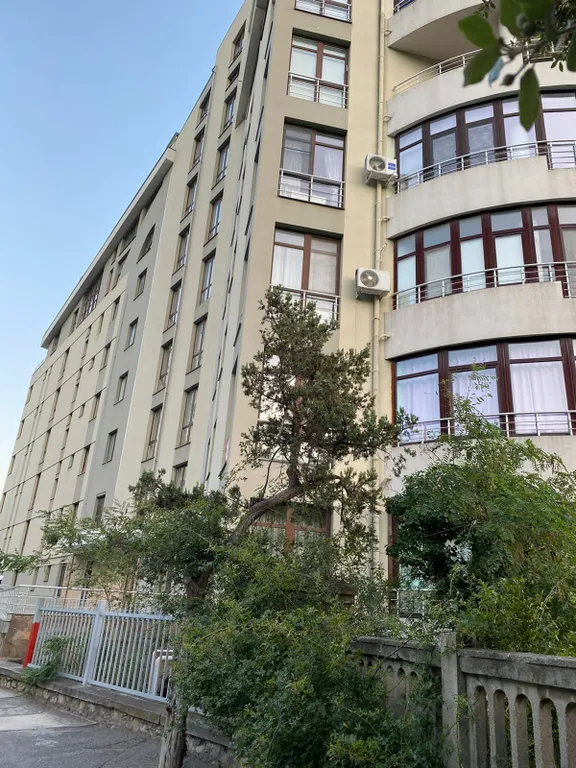 Квартира-студия с видом на море, парк Чаир и гору Ай-Петри