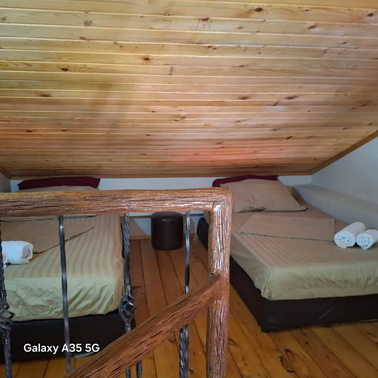 Двухуровневый номер с тремя кроватями. 4-х местный. Семейный.