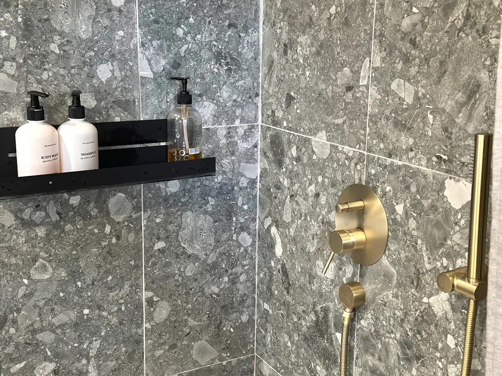 Стильный современный дом для отдыха на природе