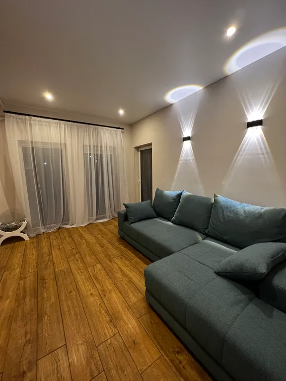 Дом с березовым лесом на участке