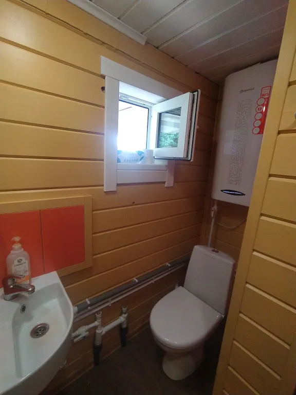 Маленький домик на опушке леса