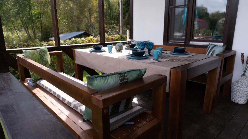 Красивый домик в лесу у реки