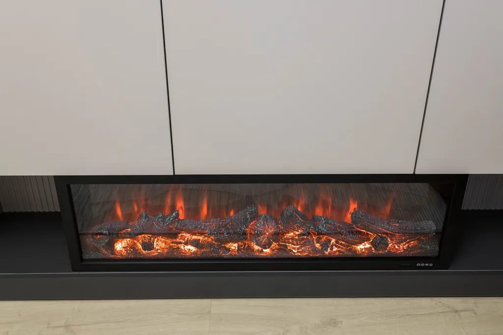 Современная трешка с видом на озеро и каминным залом