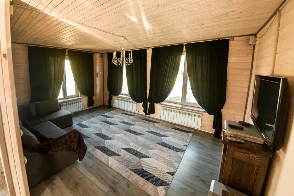 Дом у пруда