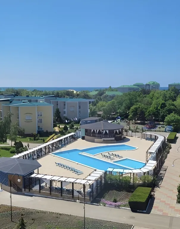 Таунхаус на береговой линии песчаного пляжа с бассейном