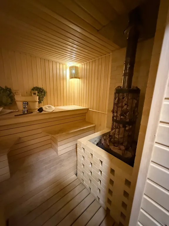 Двухэтажный дом из сруба а Теберде с баней с видом на горы и реку