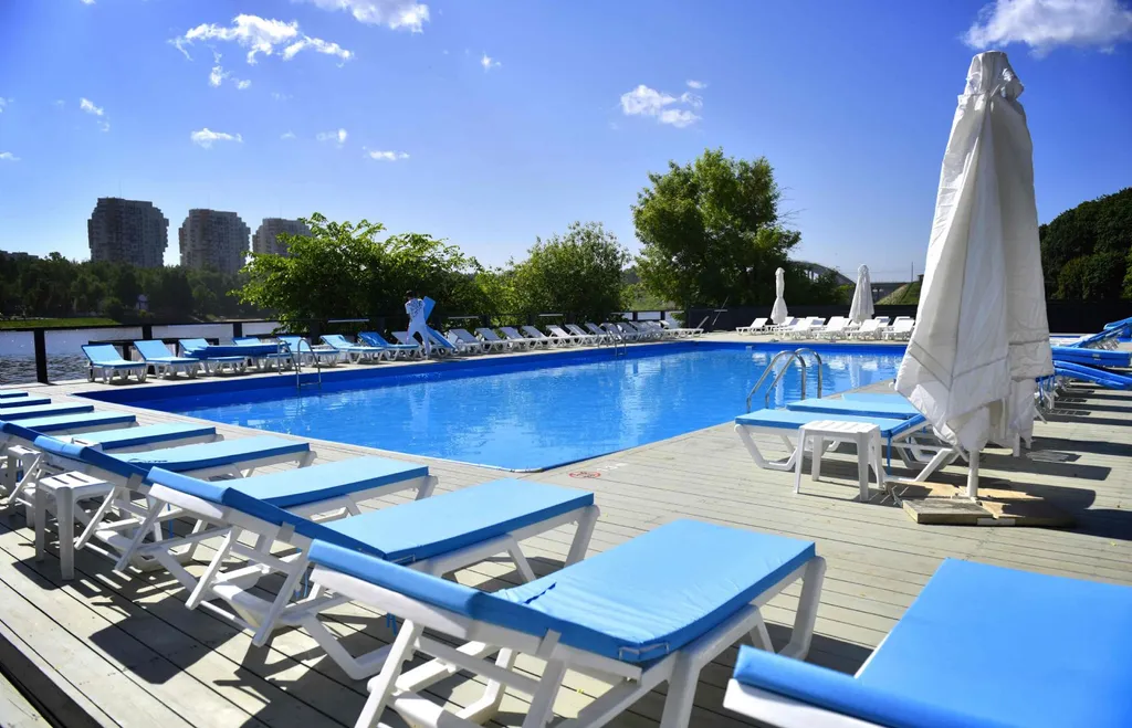 Современные апартаменты с живописным видом на канал и парк