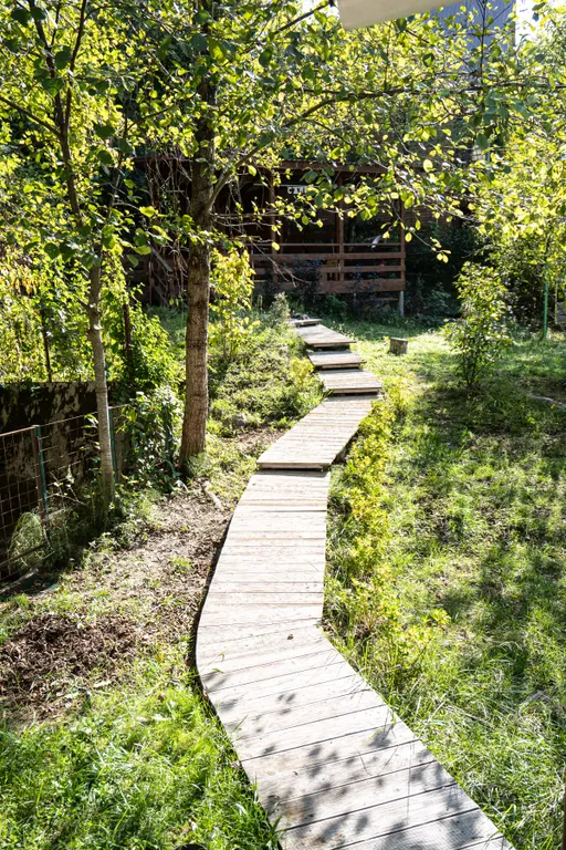 Уютный дом с просторной территорией