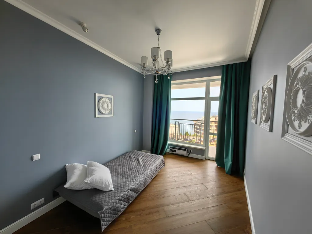 Светлая евро-квартира с видом на море и горы