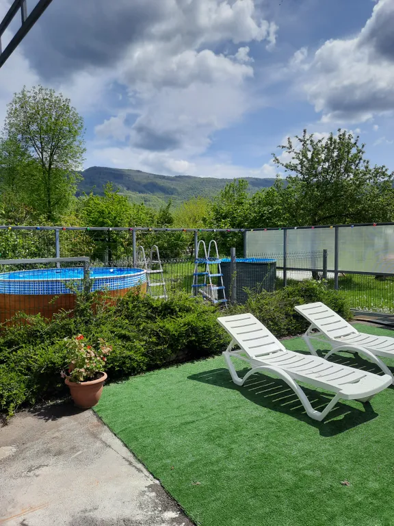 Милый домик в стиле прованс с камином, горячей купелью, баней, бассейном