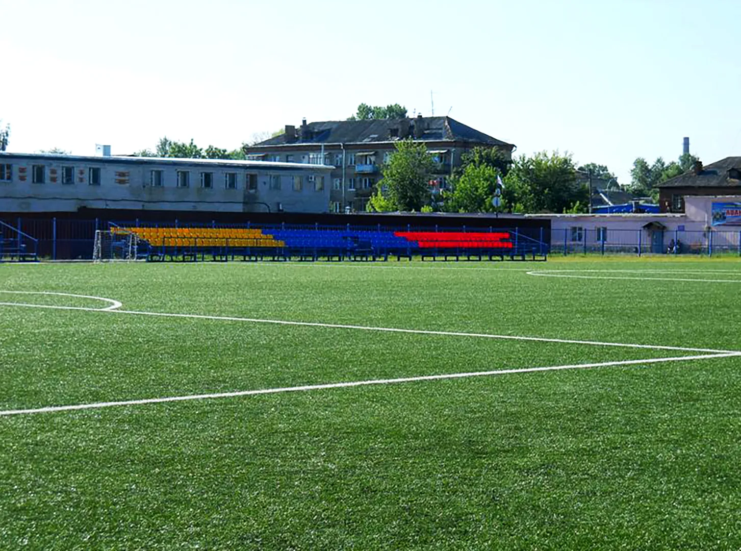 Стадион "Авангард" и спортивно-оздоровительный комплекс в 150 метрах от дома. 